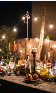 Outdoor G40 Lichterkette über einem dekorierten Terrassen-Esstisch aufgehängt