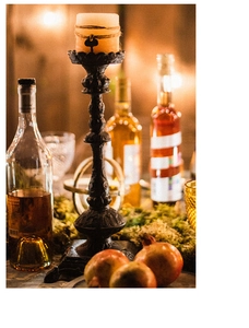 Detailopname van vintage gietijzeren kandelaar met fijne reliëftexturen op de tafel