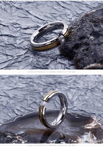 Vue détaillée de la bague en acier inoxydable bicolore avec pierre centrale et bande or