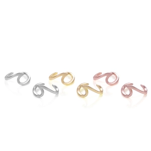Minimalistische wellenförmige Ohrmanschetten in Silber, Gold und Roségold mit Spiegelreflexion