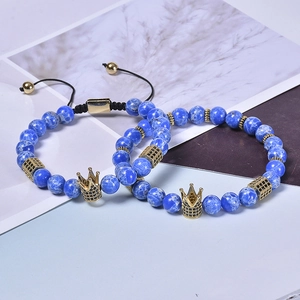 Detail von 8mm blauen Natursteinperlen und goldener Krone mit schwarzen Zirkonia-Akzenten