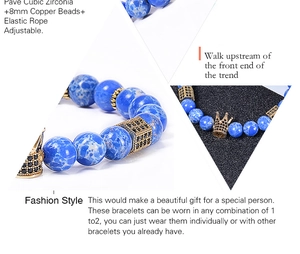 Detail eines 8mm blauen Natursteinarmbands mit Zirkonia-Krone und Kupferperlen besetzt