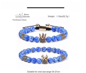 Makro-Detail von 8mm blauen Kaiserstein-Perlen mit goldenen Kronenanhängern an Armbändern