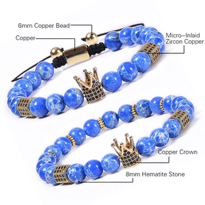 8mm blaue Hämatit Armbänder mit goldenen Zirkonia-Kronen auf weißem Hintergrund
