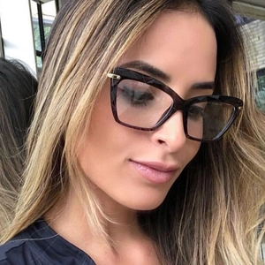 Κομψά γυαλιά cat-eye για γυναίκες με σκούρο καφέ σκελετό και χρυσές μεταλλικές λεπτομέρειες