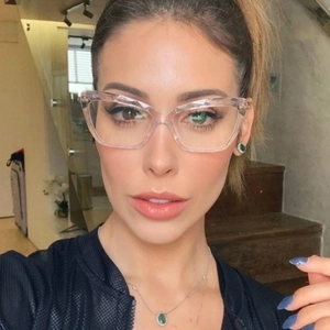 Κομψά διάφανα γυαλιά cat-eye με πολύεδρες επιφάνειες και μεταλλικό σκελετό σε μοντέλο