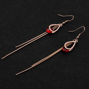 Elegantes pendientes de borla en oro rosa con gota de cristal rojo y acero inoxidable
