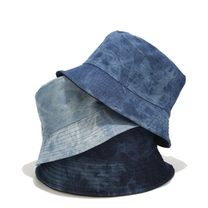 Tre cappelli alla pescatora in denim vintage con tintura tie-dye in tonalità blu