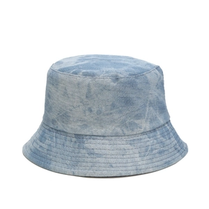 Dettaglio del cappello alla pescatora in denim lavato blu tie-dye con tesa cucita