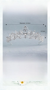 Vue détaillée du diadème en strass argenté avec dimensions 14,5 cm diamètre et 5 cm hauteur