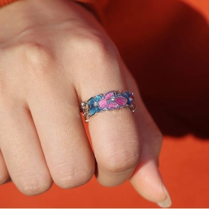 Bague fleur exquise avec pétales en émail bleu et rose et zircons scintillants micro-sertis
