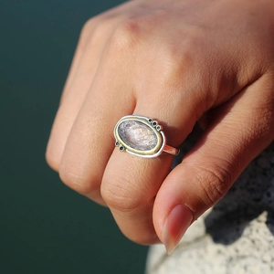 Bague bohème vintage bicolore avec quartz rutile ovale et détails de spinelle noire