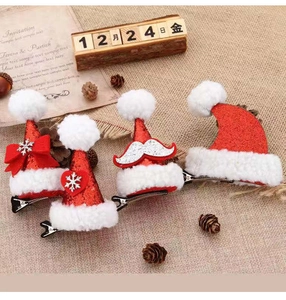 Detailansicht 4er-Set Weihnachts-Minizylinder-Haarspangen mit roten Pailletten und Plüsch