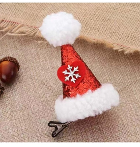 Details von roten Pailletten-Weihnachtsmützen-Haarspangen mit silberner Schneeflocke