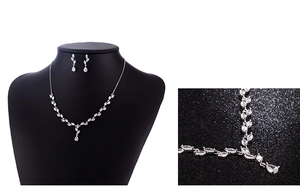 Dettaglio macro della collana in argento con zirconi a forma di pera per set da sposa