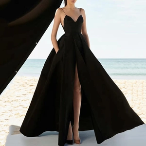 Détail de la robe longue en satin noir avec décolleté en V et fente latérale haute