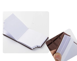 Dettaglio di un taccuino creativo a forma di cioccolato con pagine bianche e copertina