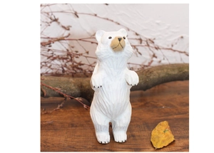 Vue détaillée de l'ours sculpté en bois blanc avec des accents de museau brunis