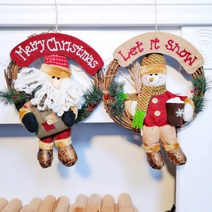 Detalle de coronas de madera navideñas con Papá Noel y Muñeco de nieve y saludos