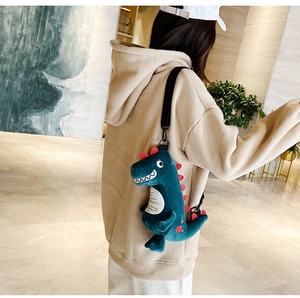 Vue arrière du mannequin portant un sac à bandoulière en peluche dinosaure bleu et rouge
