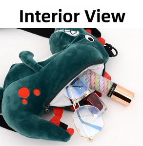 Vue détaillée de l'intérieur d'un sac dinosaure en peluche verte avec rangement zippé