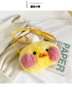 Détail d'un sac bandoulière en peluche canard jaune avec bec orange et joues roses mignonnes