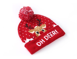 Détail du bonnet de Noël rouge avec LED, pompon et motif renne brodé