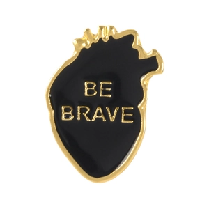 Broche en émail en forme de cœur punk rétro avec lettrage Be Brave sur fond blanc