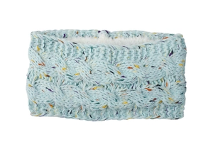 Detail eines hellblauen Strickstirnbands mit warmem Fleecefutter und bunten Tupfen