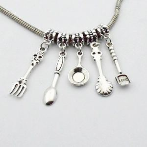 Collier chaîne serpent argentée avec cinq pendentifs ustensiles de cuisine et gravure LOVE