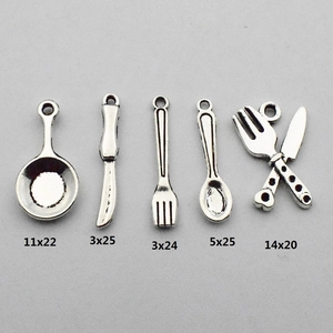 Lot de 5 breloques de cuisine en argent antique avec poêle, couteau et fourchette pour bijoux DIY