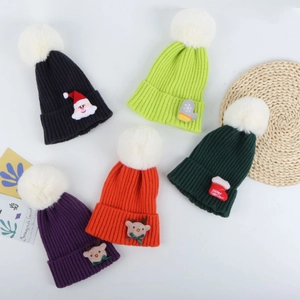 Lot de 5 bonnets de Noël tricotés pour enfants avec écussons festifs et pompons blancs