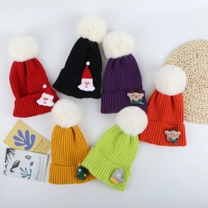 Bonnets de Noël en tricot avec pompons et broderies festives pour adultes et enfants
