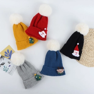 Bonnets de Noël en tricot avec pompon et motifs festifs pour toute la famille