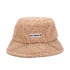 Chapeau bob d'hiver en polaire sherpa marron avec broderie et texture douce teddy