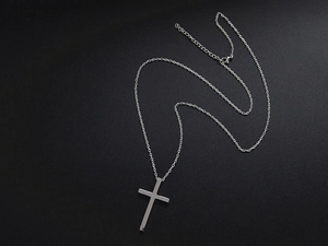 Makroaufnahme von Silberkreuz-Anhänger mit Karabinerverschluss und verstellbarer O-Kette
