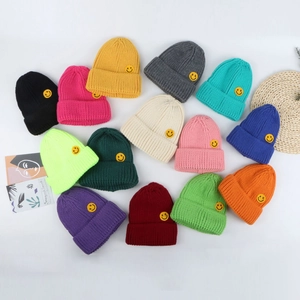 Berretto invernale con ricamo smiley disponibile in 14 vivaci colori a maglia unita