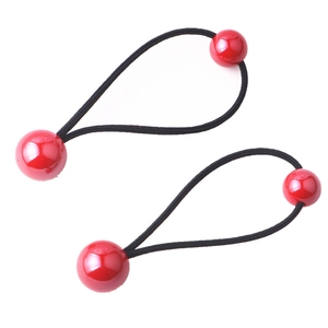 Set di due elastici per capelli con perline rosse per bambine su sfondo bianco