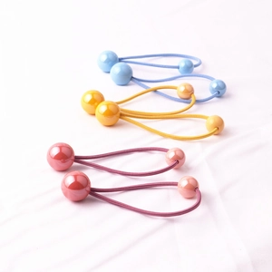 Dettaglio di elastici per capelli colorati con perline sferiche in plastica liscia in set