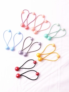 Dettaglio di elastici per capelli colorati con doppie perle in plastica per bambine