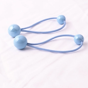 Primo piano di elastici per capelli azzurri con perline sferiche lisce per bimba