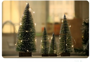 Set di quattro mini alberi di Natale con luci LED calde su basi in legno massiccio