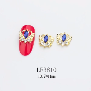 Vue détaillée du cœur en alliage 3D pour nail art avec strass bleu et ailes de couronne
