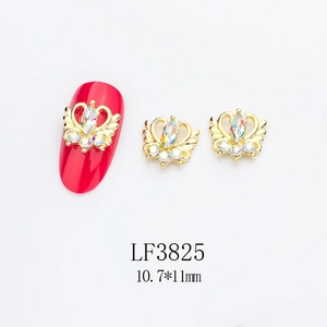 Détail du bijou d'ongle cœur couronne doré avec strass et dimensions de 10,7x11mm