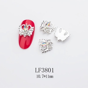 Détail macro de charmes d'ongles 3D en alliage d'ailes d'ange avec strass, 10,7x11mm