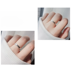 Detailansicht eines minimalistisch versilberten Rings mit Sonnen- und Mondgravuren