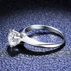 Macro shot of s925 silver six-claw crown setting with brilliant moissanite stone