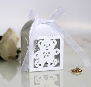 Scatola regalo bianca traforata al laser con motivo orsetto e elegante nastro bianco