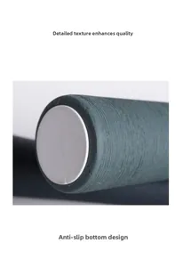 Dettaglio del vaso in ceramica verde scuro con trama spazzolata e base antiscivolo