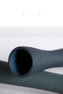 Dettaglio ravvicinato del vaso in ceramica blu scuro con trama spazzolata a mano e opaca